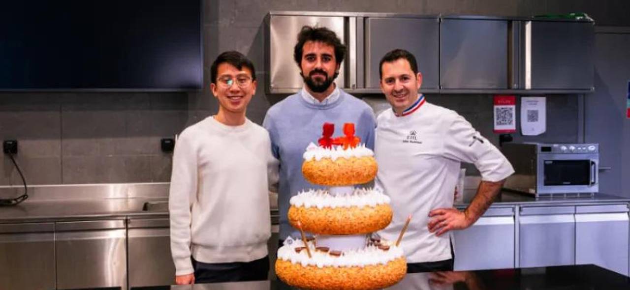 RoboCake: el pastel que baila, brilla y... ¡te puedes comer! RoboCake: el pastel que baila, brilla y... ¡te puedes comer!