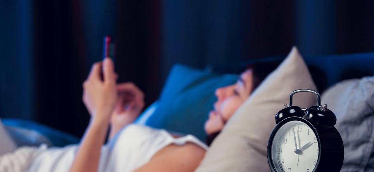 Cómo usar tu celular para dormir mejor (y no para robarte el descanso)