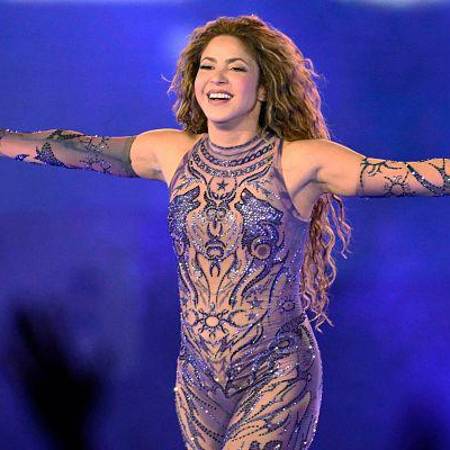 Shakira se cae en pleno concierto en Canadá y su reacción conquista a todos