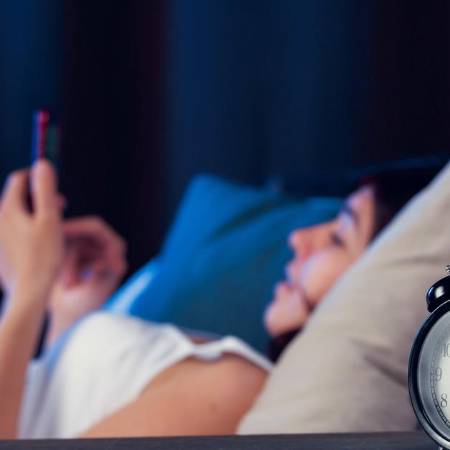 Cómo usar tu celular para dormir mejor (y no para robarte el descanso)